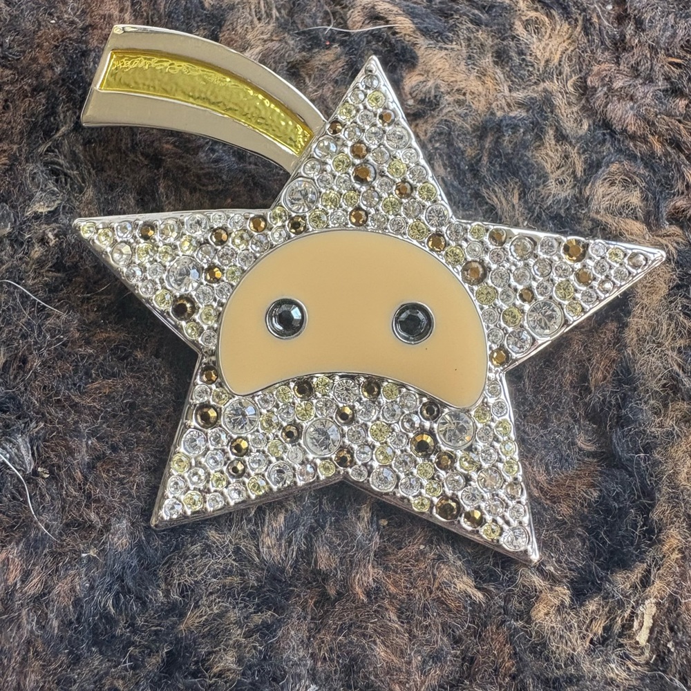Star-Shaped Rhinestone Brooch with Gold Accents